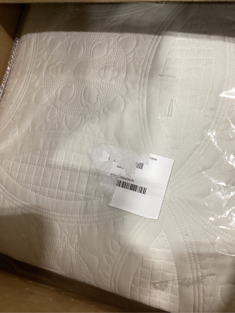 Condition photo showing New/Like New for Asuexpect Oversized King Bedspread 120x118 Lightweight Bedding Set California King Bedspread Reversible Quilt Soft Coverlet for All Season, King/Cal King, 3 Piece, White Cream Cream King/Cal King(120"x118")