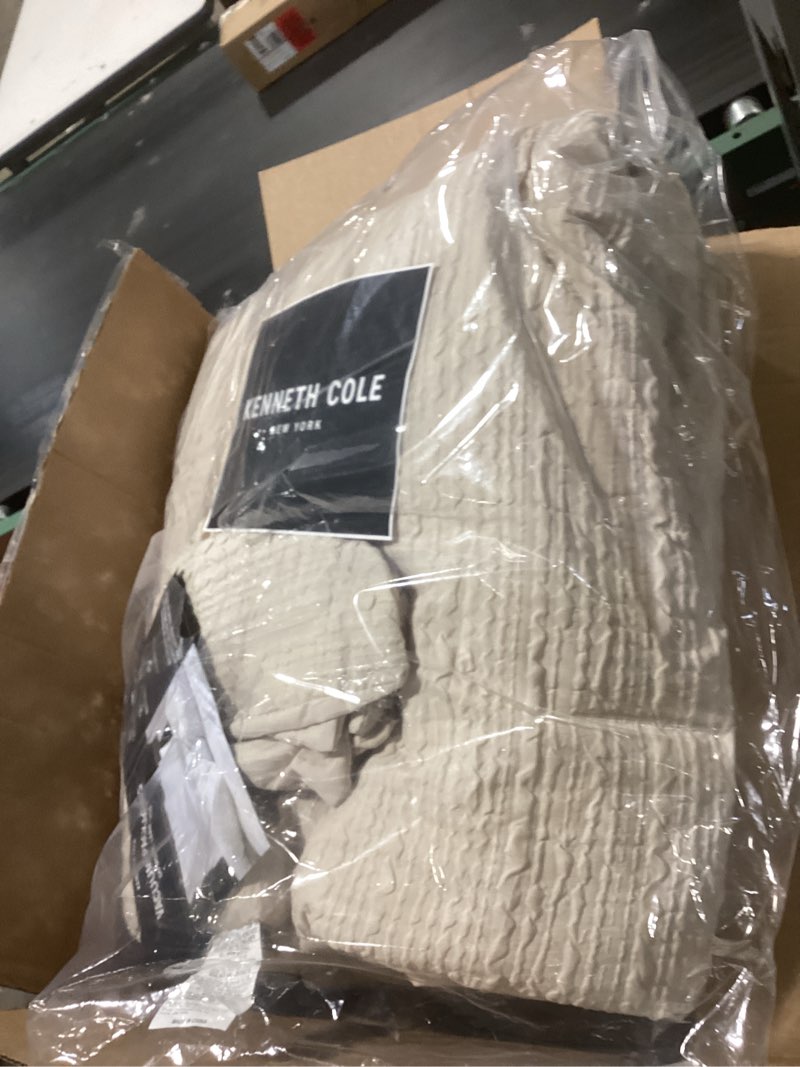 Condition photo showing Good Condition for Similar item as 100% Cotton Muslin Blanket 6 Layers Breathable and Lightweight Cotton Throw Blanket for Bed, Soft Quilt Bedspread Coverlet, Gauze Blanket for Adults All Season, Beige Linen, Oatmeal