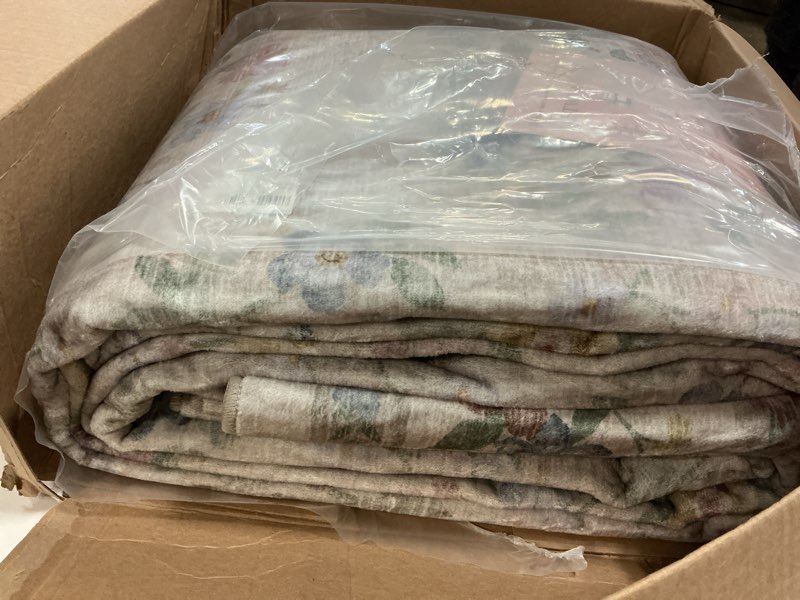 Condition photo showing Good Condition for 8x10 Large Washable Non-Slip Area Rug for Living Room, Bedroom,Dining Room, Home Office-Vintage Farmhouse Floral Non-Shedding Distressed Foldable Thin Low Pile Area Rug (Beige,8x10) Beige 8' x 10' (Rectangular)