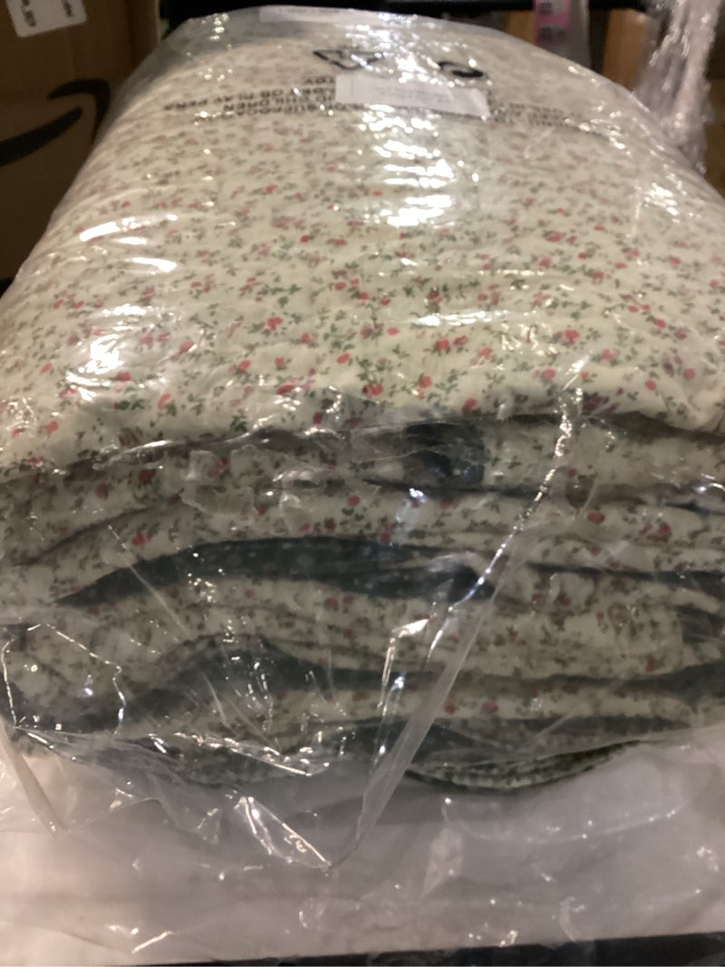 Condition photo showing Good Condition for vctops Farmhouse Green 3 Piece Embroidered Floral Quilted Bedspread Quilt Set 100% Cotton Reversible Patchwork Coverlet Set 1 Quilt and 2 Pillow Shams (Green,King) King(106"x96") Green