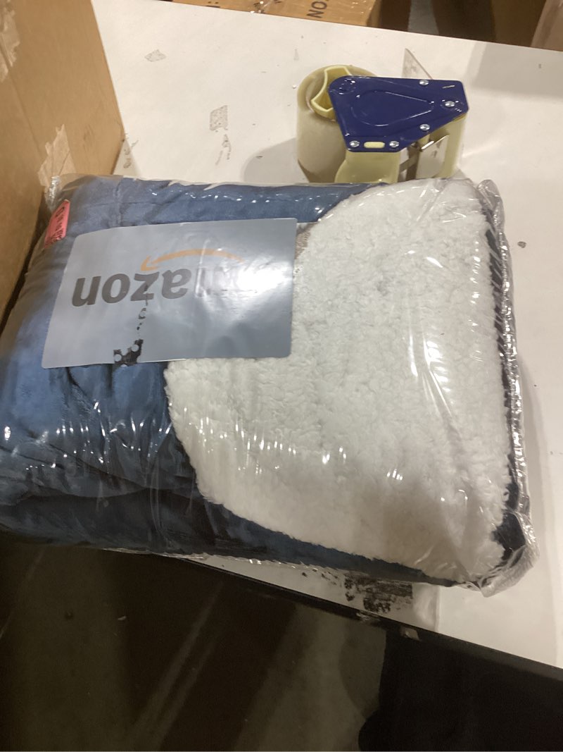 Condition photo showing Good Condition for Genteele Sherpa Throw Blanket Super Soft Reversible Ultra Luxurious Plush Blanket, 60 x 70 inches, Navy/White Oversized Throw (60" x 70") Navy / White