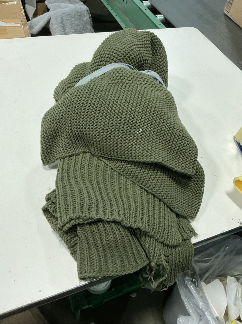 Condition photo showing Good Condition for better homes and gardens, chunky knit deep green throw, cotton-blend, 50"x60", 2.3 lb, all