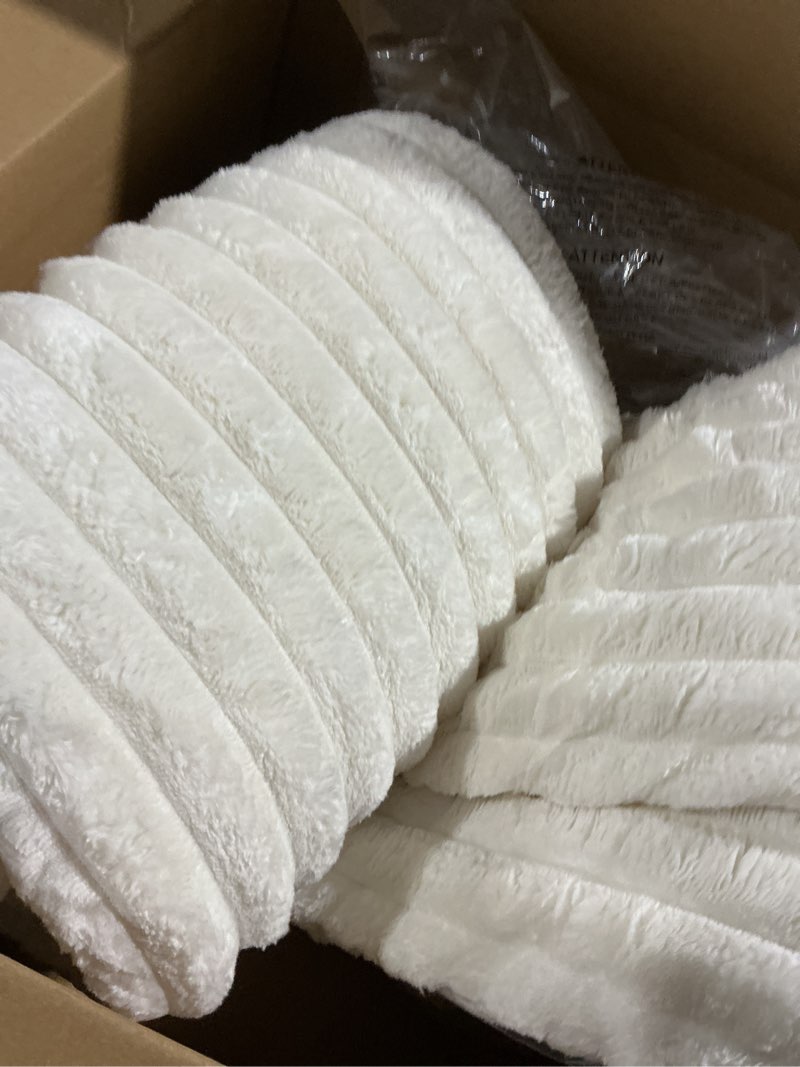 Condition photo showing Good Condition for Benjara Sieno 1pc Queen Comforter Set- White Faux Fur and Micro Mink Backing