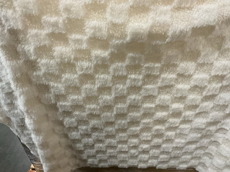 Condition photo showing Good Condition for faux fur blanket 50in x 60in