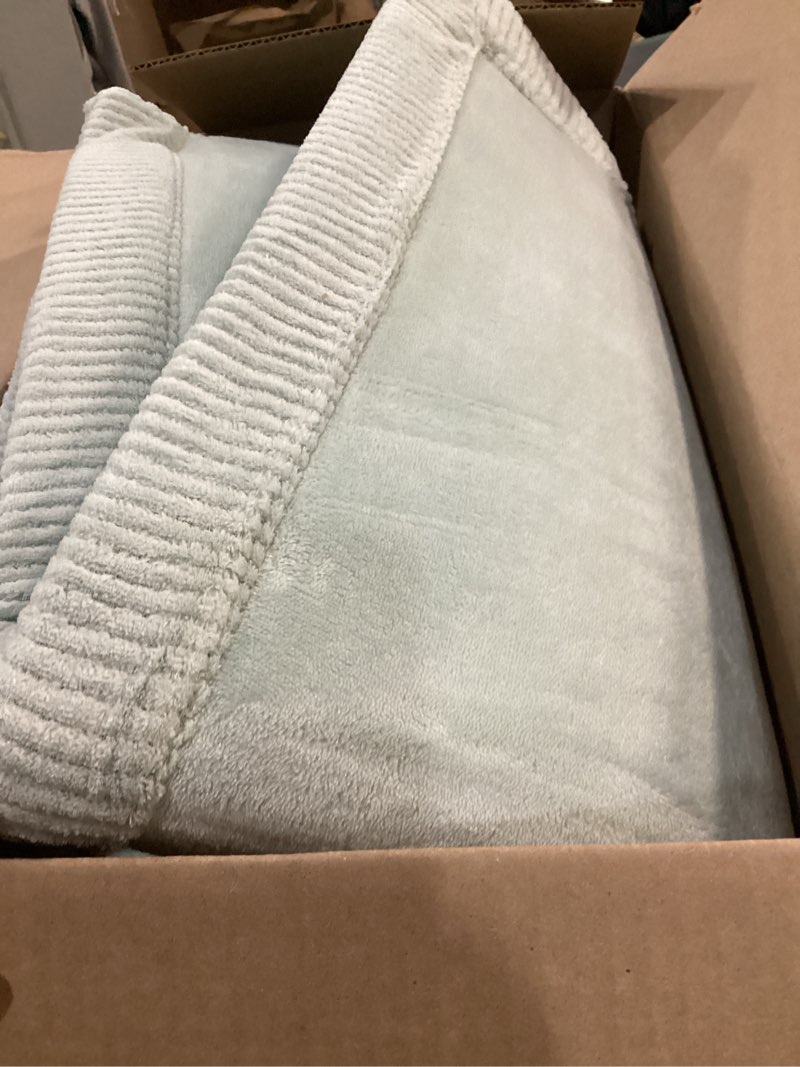 Condition photo showing Good Condition for Stylish Coral Velvet Baby Play Mat for Floor 60" x 80" Green – Soft 1" Thick High-Density Memory Foam Nursery Rug,Kids Rug with Non-Slip Backing for Crawling & Playing, Playroom Rug, Kids Carpet Green 60" x 80"