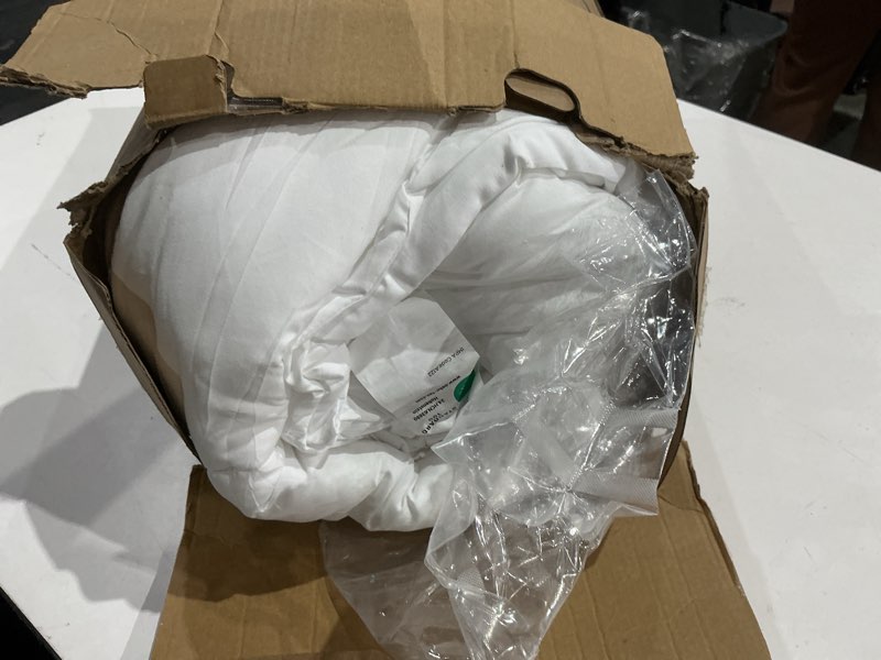Condition photo showing Good Condition for bedsure oversized king comforter duvet insert, all season bed comforter, quilted down alternative duvet, box stitched comforters with corner tabs, washable, 116 x 98 inches (white)