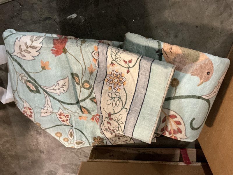 Condition photo showing Good Condition for DCX Mint Green Vintage Floral Area Rug 6x9, Machine Washable Botanical Bird Rug Non Slip Soft Low Pile Large Carpet for Living Room, Bedroom, Dining Room, Home Office 6' x 9' (Rectangular) Sage & Green