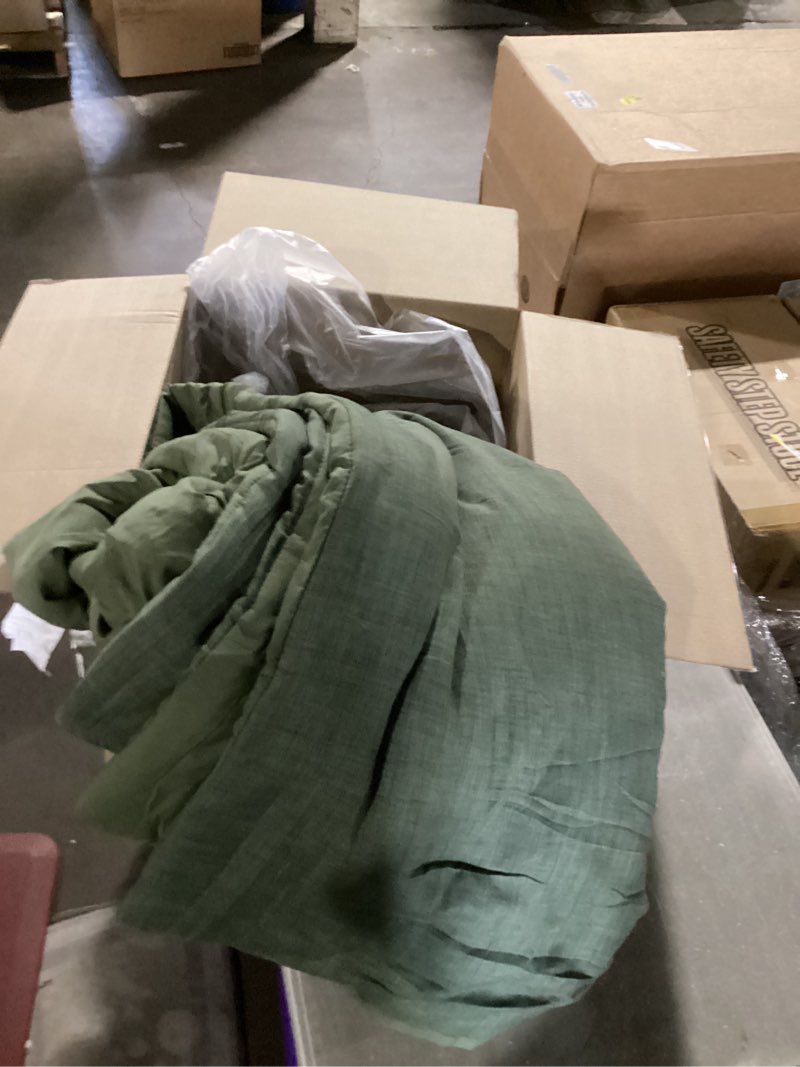 Condition photo showing New/Like New for similar to nanko queen comforter set dark green, olive green soft reversible all season down alternative quilted duvet insert, microfiber filling, luxury quality bedding sets in a bag 3pcs 90x90, hunter green queen olive green comforter set