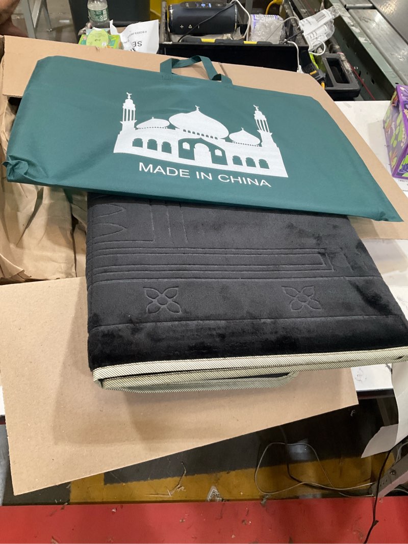 Condition photo showing Good Condition for prayer carpet