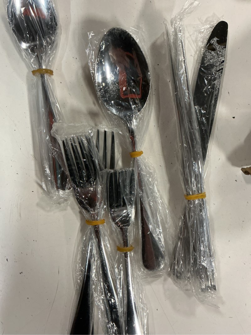 Condition photo showing Good Condition for kingstone silverware set, 20 piece flatware cutlery set for 4, 18/10 stainless steel silverware mirror polished dishwasher safe for home, restaurant, wedding, party(silver, 20 pieces for 4) silver 20 pieces for 4