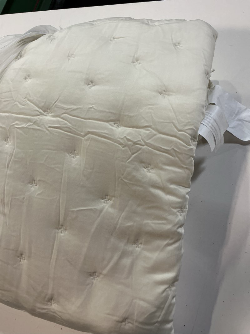 Condition photo showing Good Condition for bamboo dream quilt, full/queen, ivory