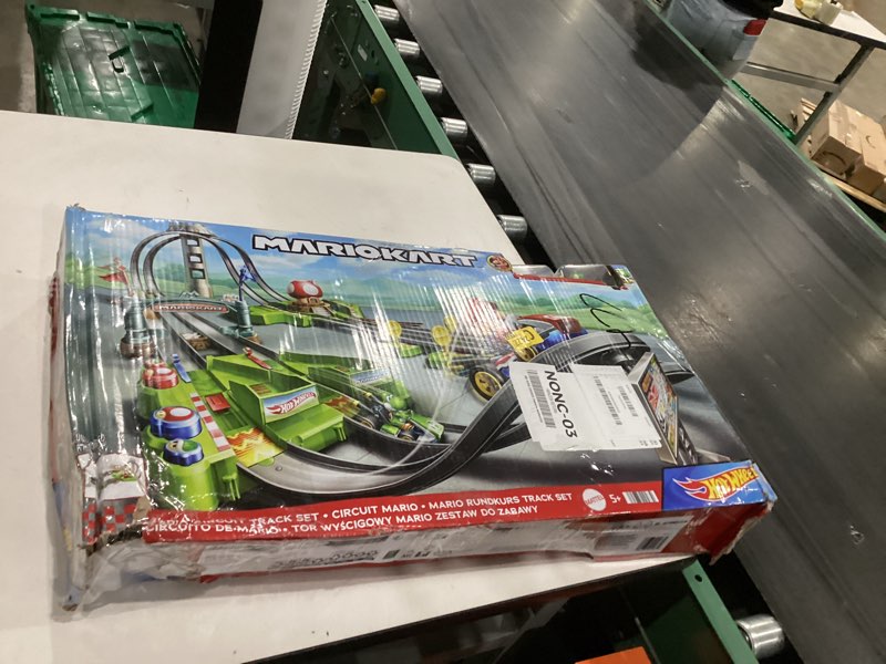 Hot Wheels Mario Kart Circuit Track Set & 2 Toy Vehicles, Racing Playset Includes Booster, Plus Mari