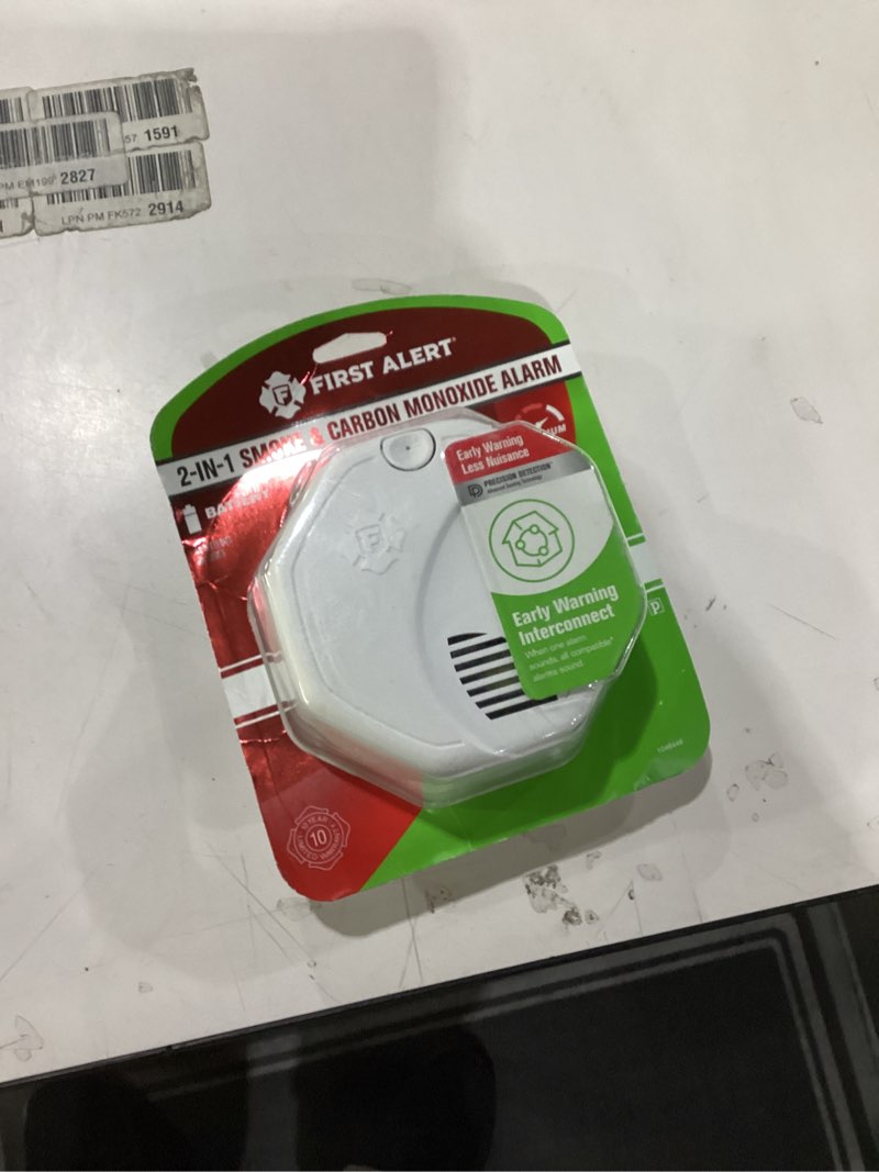 Condition photo showing New/Like New for First Alert SMCO500V, Interconnect Battery-Operated Combination Smoke & Carbon Monoxide Alarm with Voice Alerts, 1-Pack (Pack of 1) Precision Detection SMCO500V