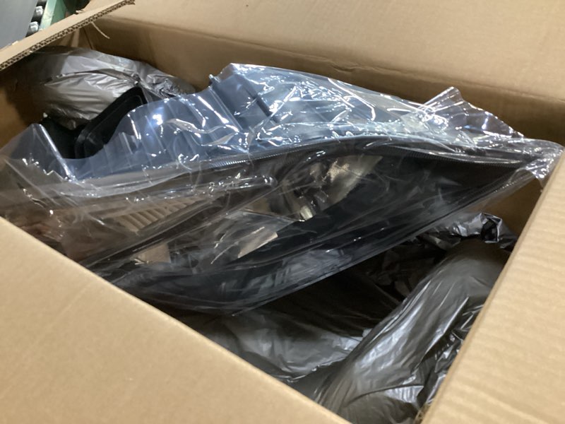 Condition photo showing Good Condition for left halogen headlight assembly compatible with cascadia 2018-2023 a6601512004 front headlamp (left)
