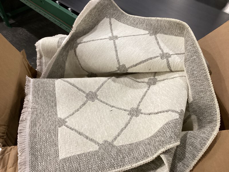 Condition photo showing Good Condition for nuLOOM 5' x 8' Versa Collection Reversible Area Rug, Machine Washable, Stain-Resistant, Easy Storage, Oeko-TEX Certified, Amiyah Light Grey