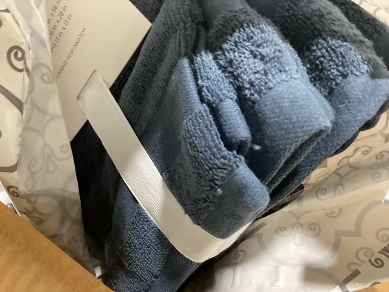 Condition photo showing Good Condition for casa platino 100% luxury cotton bathroom towels set - 18 pc - super soft, quick dry & highly absorbent - 6 bath, 6 washcloth, 6 hand towels - premium hotel quality, ideal for spa & salons - steel blue 18 piece towel set 09: steel blue