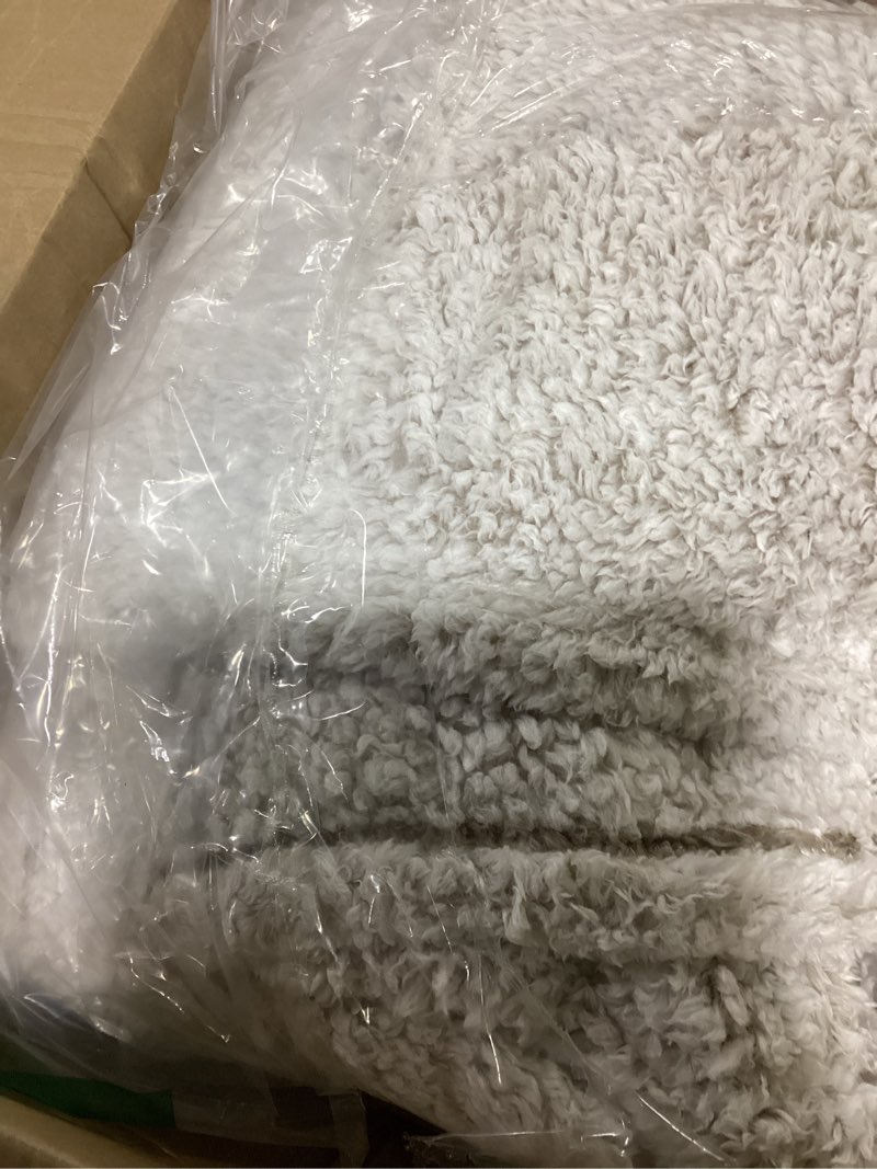 Condition photo showing Good Condition for latepis white faux fur sheepskin rug 4x6 for living room, fuzzy rugs fluffy washable rug for bedroom, playroom, luxury room decor, rectangle 4' x 6' (rectangular) white