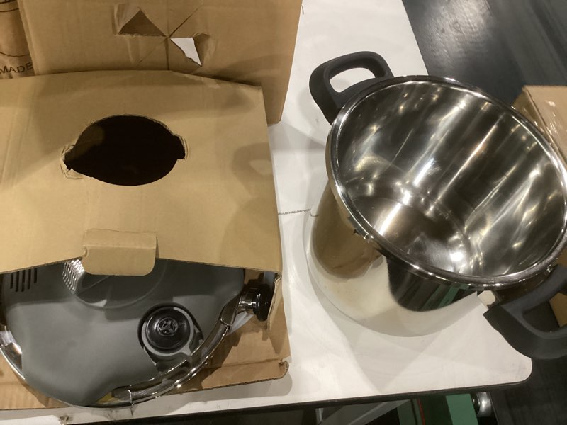 Condition photo showing Good Condition for pressure cooker stainless steel,one-hand locking/rotating lock,compatible with gas & induction, fast cooking for large meals,dishwasher safe,olla de presion (7 quarts)