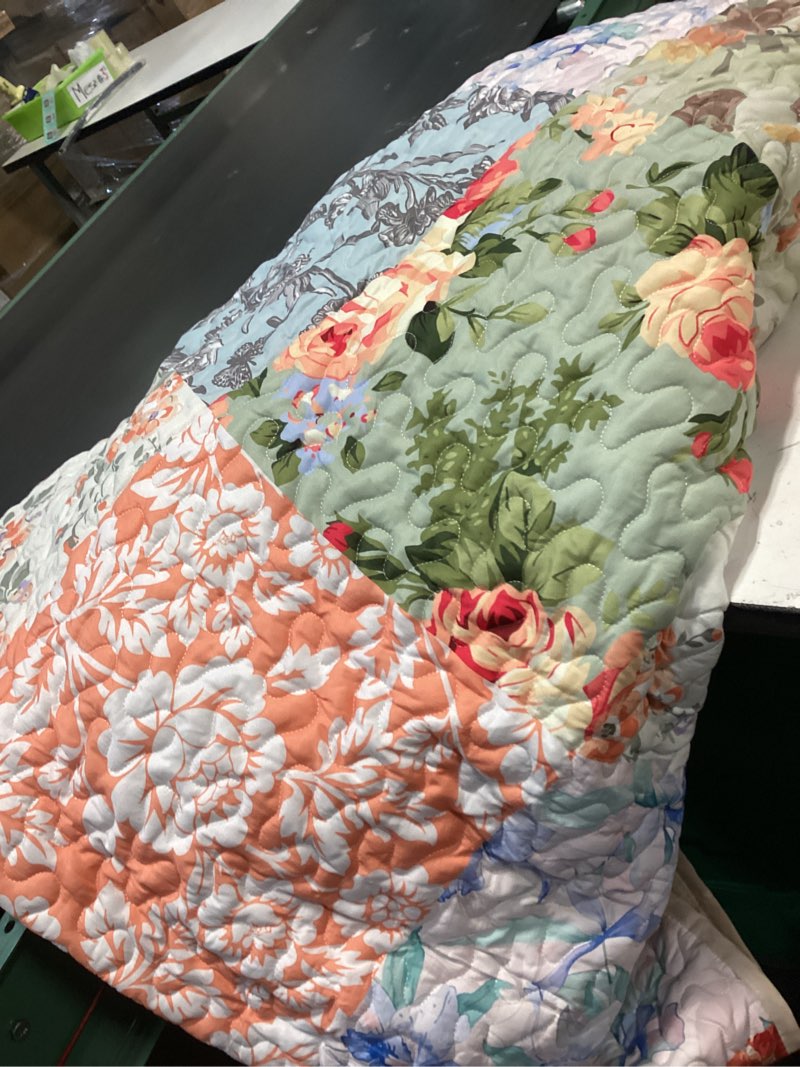 Condition photo showing Good Condition for Quilt Set Full/Queen Size, Vintage Patchwork Floral 3 Pcs Soft Bed Cover Bedding Set, Boho Mid Century Lightweight Bedspread Coverlet with 2 Pillow Sham for All Season Full/Queen Floral 4