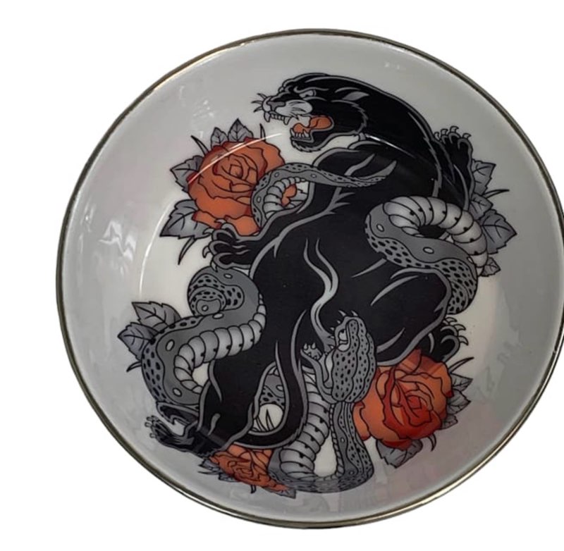 Multipet Komodo Reptile Bowl with Panther Design, Large This Panther Tattoo Design Bowl has original artwork. It is made of stainless steel with an enamel coating on the inside of the bowl. Contains a rubber ring on the bottom to prevent sliding.