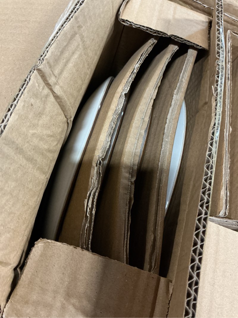 Condition photo showing Good Condition for elama white lilly 16 piece stoneware dinnerware set