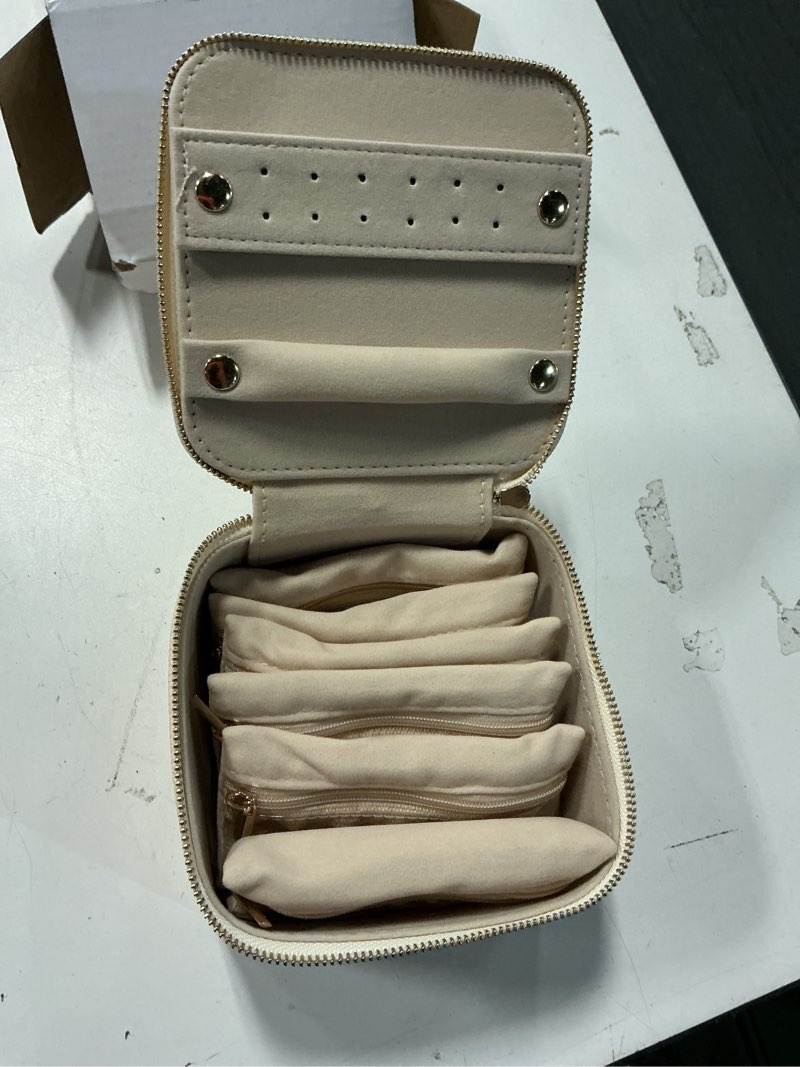 Condition photo showing Good Condition for WOOMADA Travel Jewelry Case, Portable Jewelry Box with 6 Velvet Jewelry Zipper Pockets,Gift Idea for