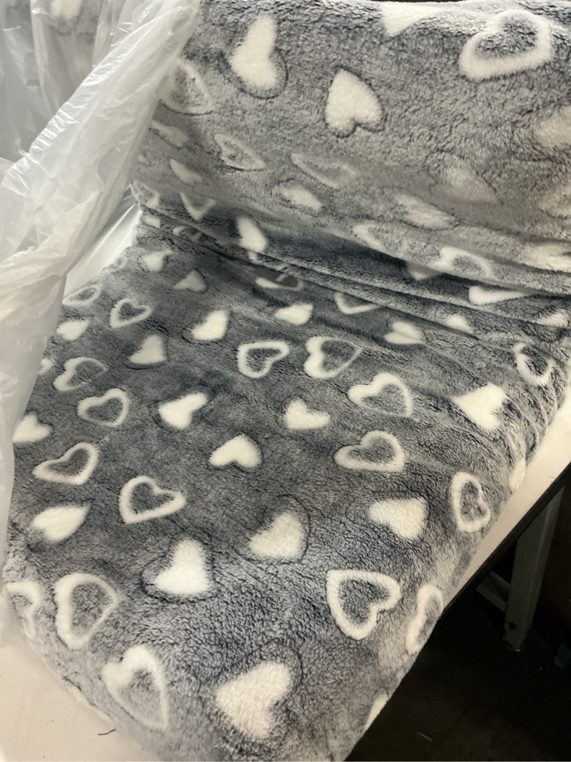 Condition photo showing Good Condition for VANKEAN Dog Crate Mat - Reversible Cool & Warm Stylish Bed, Waterproof & Machine Washable, Supports Small to XXL Dogs, Grey L(36 x 24 x 3")