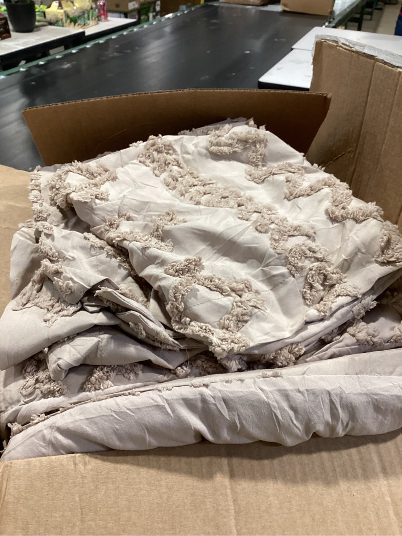 Condition photo showing Good Condition for bedsure tufted boho comforter set queen size - beige boho bed set, gentlesoft™ 3 pieces farmhouse-style embroidery bedding, gifts for woman, soft jacquard queen comforter for all seasons queen 01 - beige - elegant