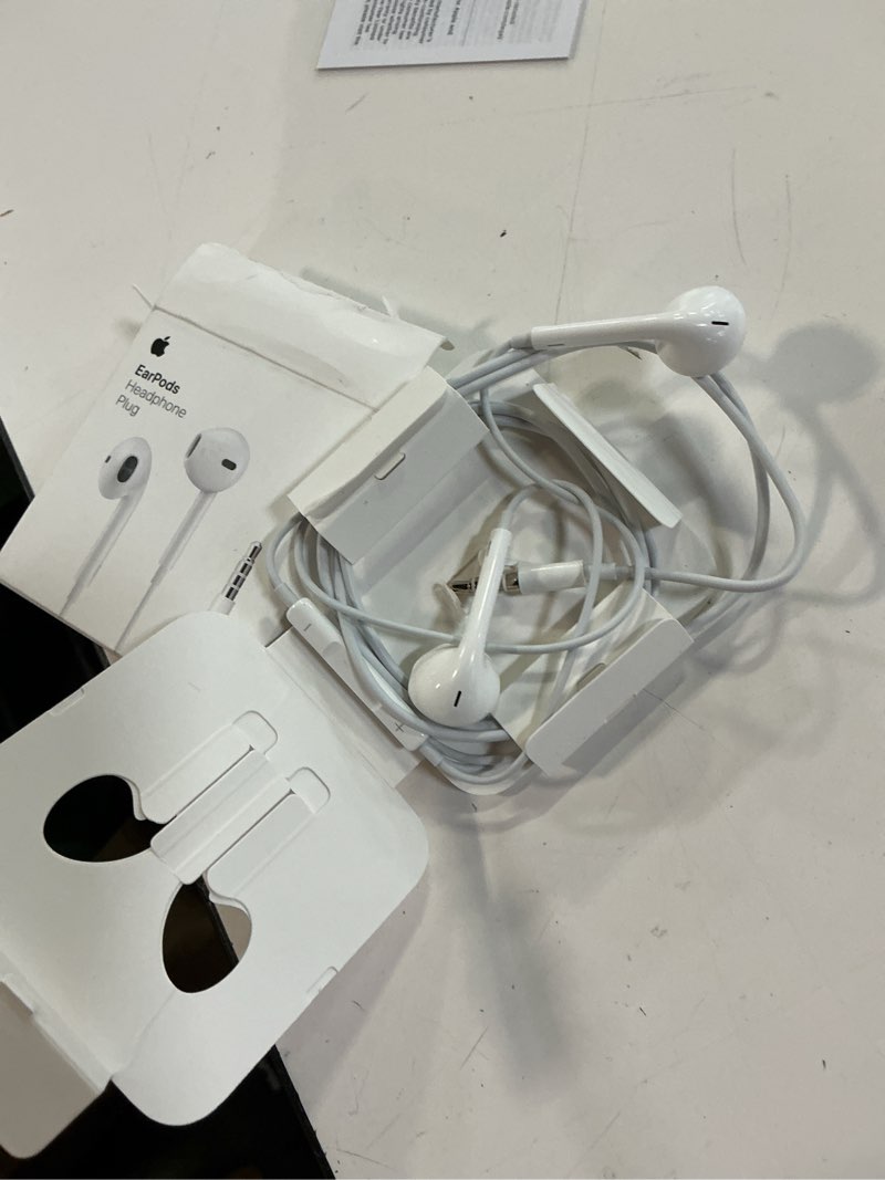 Condition photo showing Good Condition for apple wired earpods with remote and mic