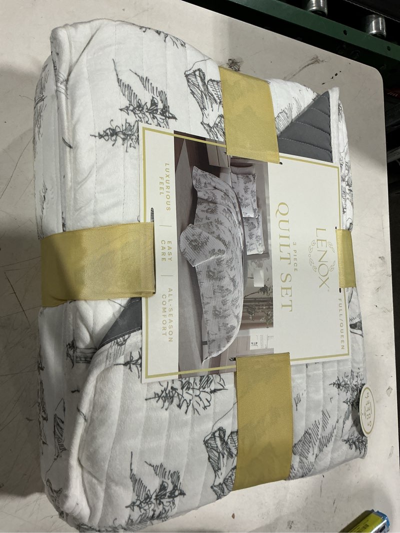 Condition photo showing New/Like New for lenox 3 piece quilt set full / queen