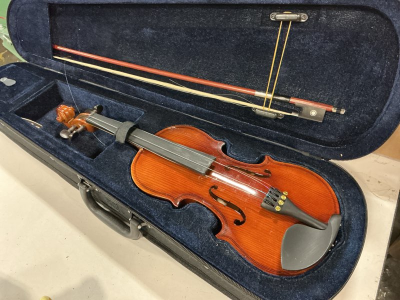 Condition photo showing Good Condition for Pyle 1/4 Size Beginner Violin Starter Kit, Violin Starter Package with Travel Case & Bow, Extra Strings, Digital Tuner, Shoulder Rest & Cleaning Cloth for Students, Kids, Adults a) 1/4 Size