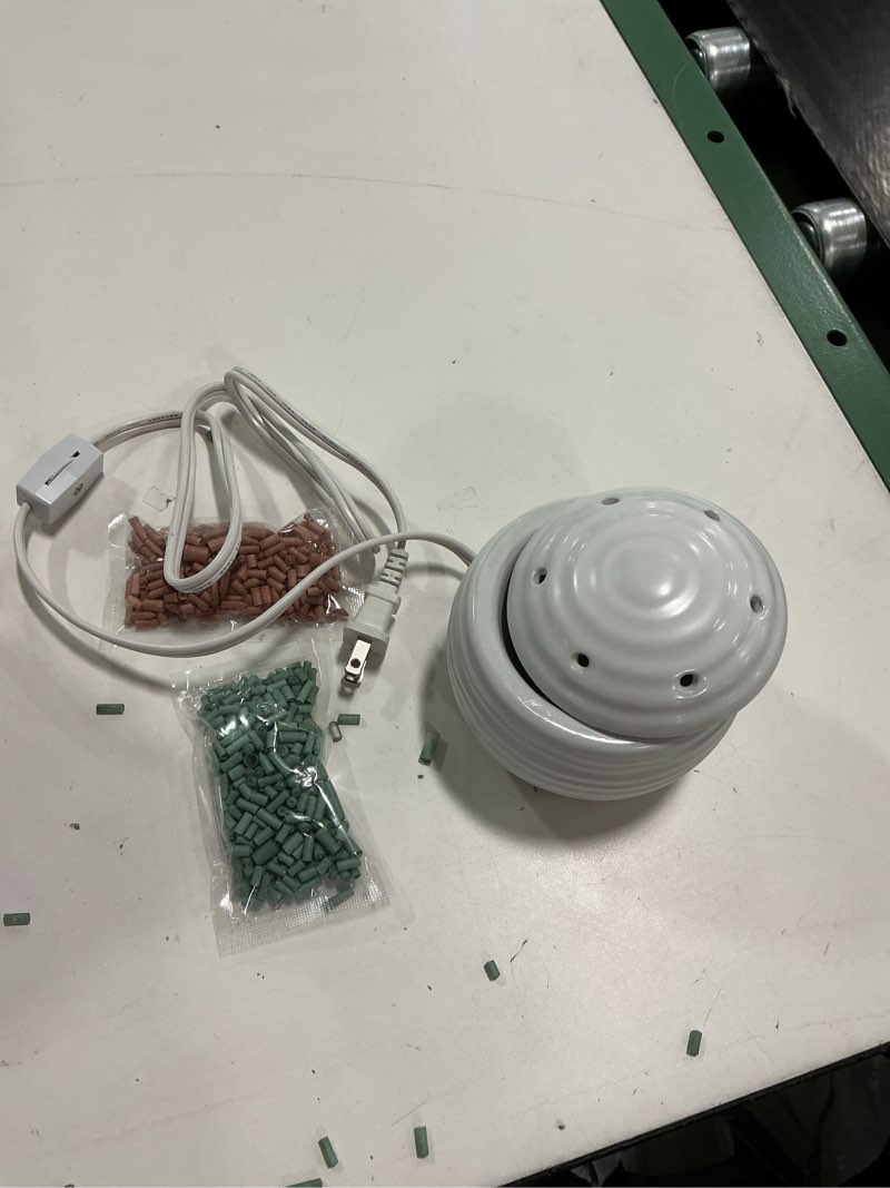 Condition photo showing Good Condition for Scentfetti warmer seasonal scent diffuser 