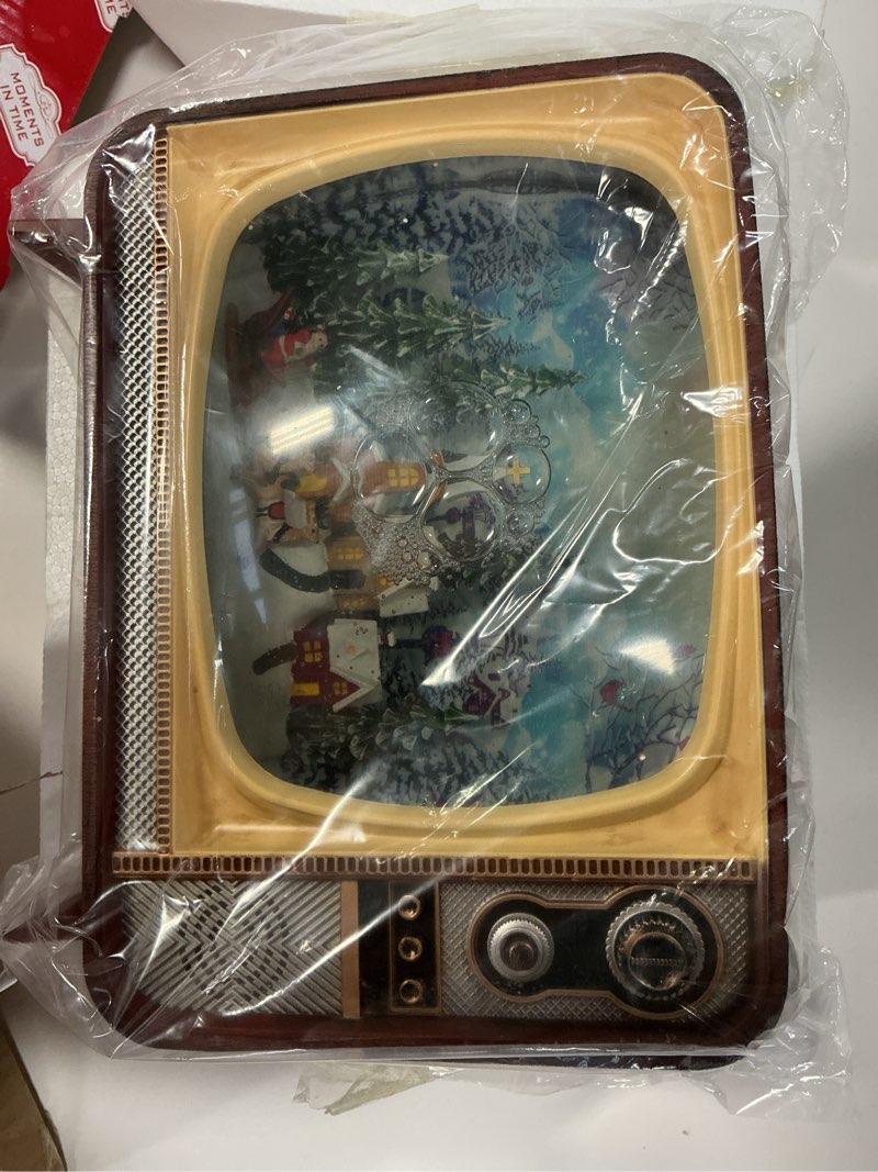 Condition photo showing Good Condition for Moments in Time Retro Christmas TV Scene LED Light-Up Water Spinning Snow Globe Battery Operated Holiday Decor Handcrafted Acrylic Display (3xC Batteries)