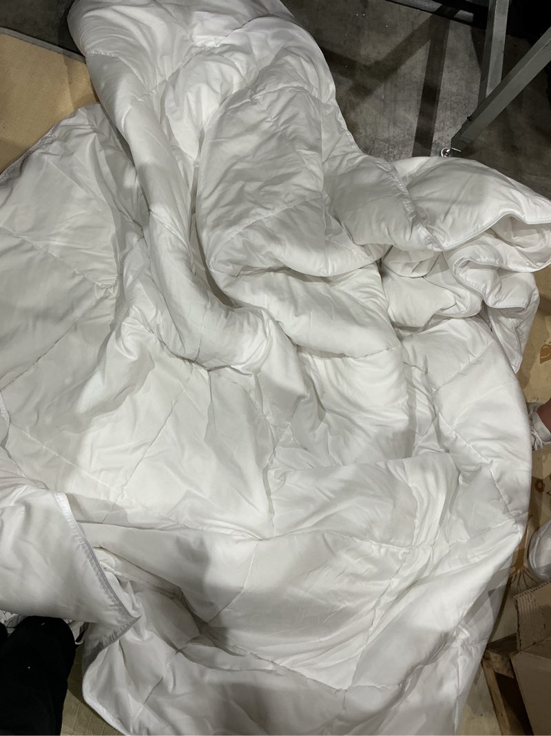 Condition photo showing As Is for sweetcrispy comforter and duvet insert - all season down alternative comforters hotel blanket with corner tabs, box stitched comforter, bedding for kids, teens, and adults(we don’t know size and brand )