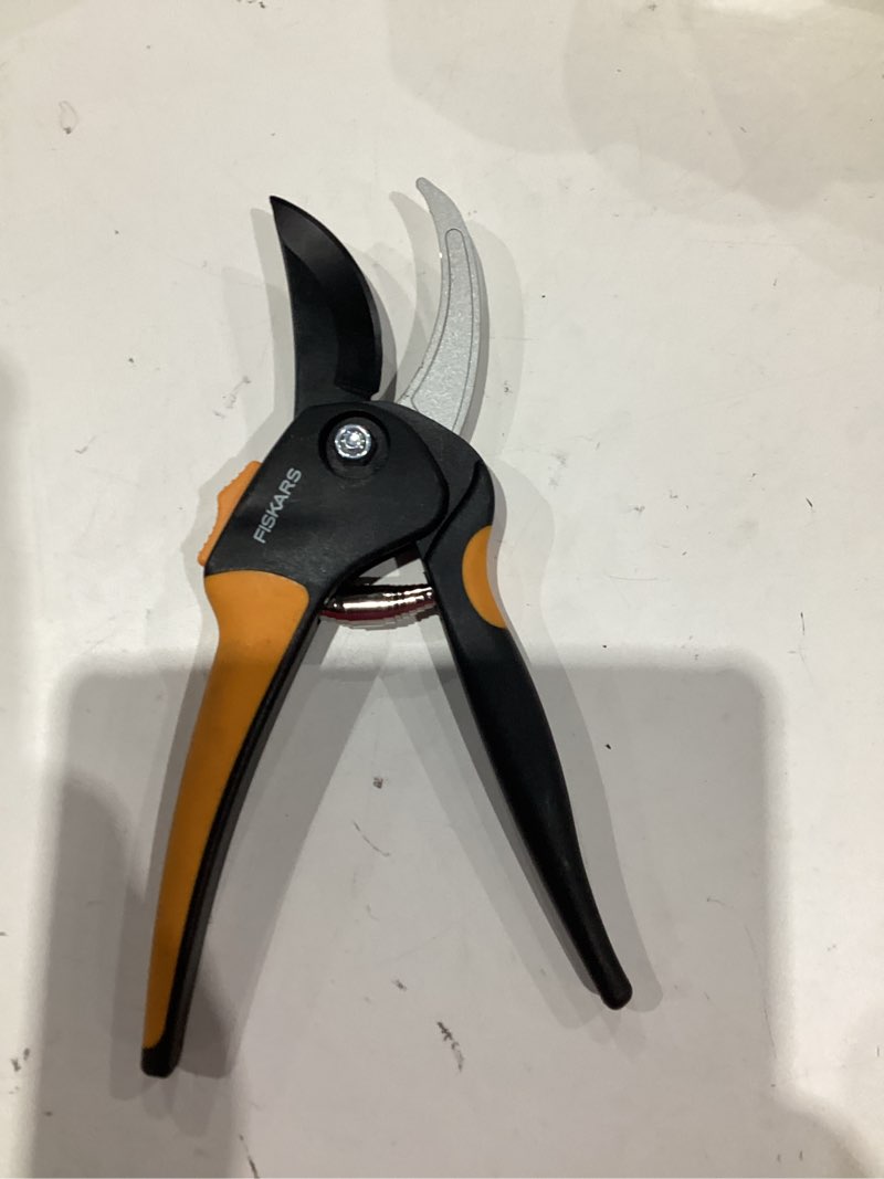 Condition photo showing As Is for fiskars p541 bypass smartfit pruner