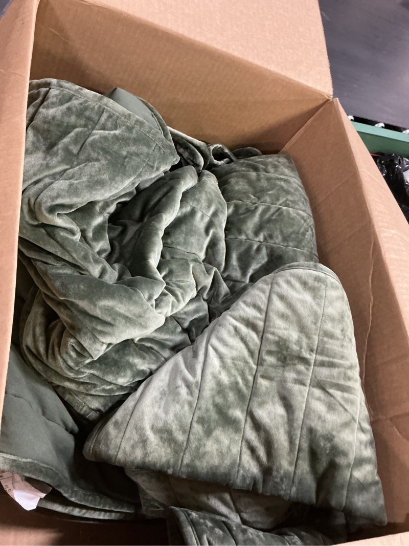 Condition photo showing Good Condition for ( similar) Bedsure Velvet Quilt Set Queen Size - Luxury Velvet Comforter Bedding Set 3 Pieces, Soft Cozy Olive Green Oversized Bedspread Coverlet for All Seasons with 2 Pillow Shams Olive Green Full/Queen(88\"x92\")