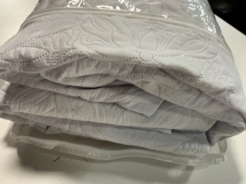 Condition photo showing Good Condition for fancy linen 3pc embossed coverlet bedspread set oversized bed cover solid floral daisy pattern new # allis (king/california king, white) king/california king white