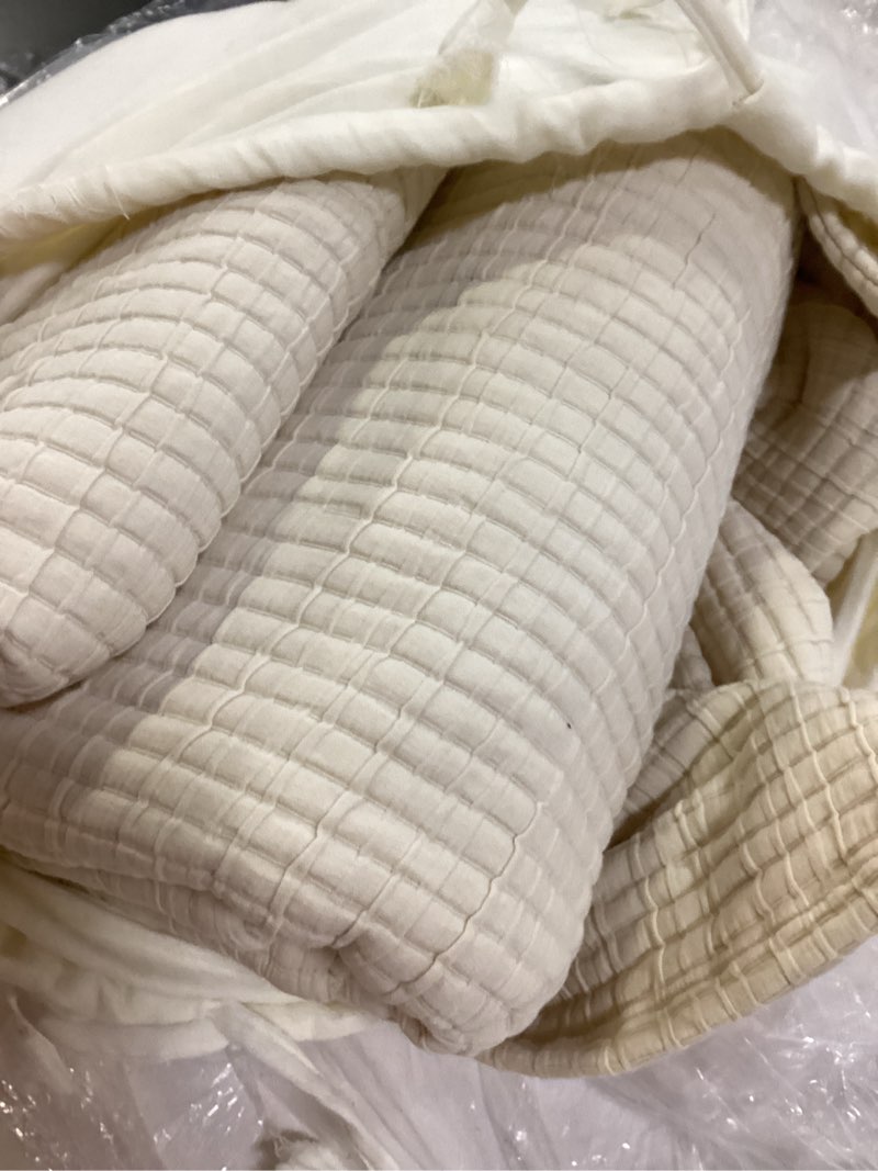 Condition photo showing Good Condition for 3-piece stripe stitch quilted coverlet set (sale) rated 3-piece stripe stitch quilted coverlet set (sale) rated 3-piece stripe stitch quilted coverlet set (sale) rated 3-piece stripe stitch quilted coverlet set (sale) rated queen