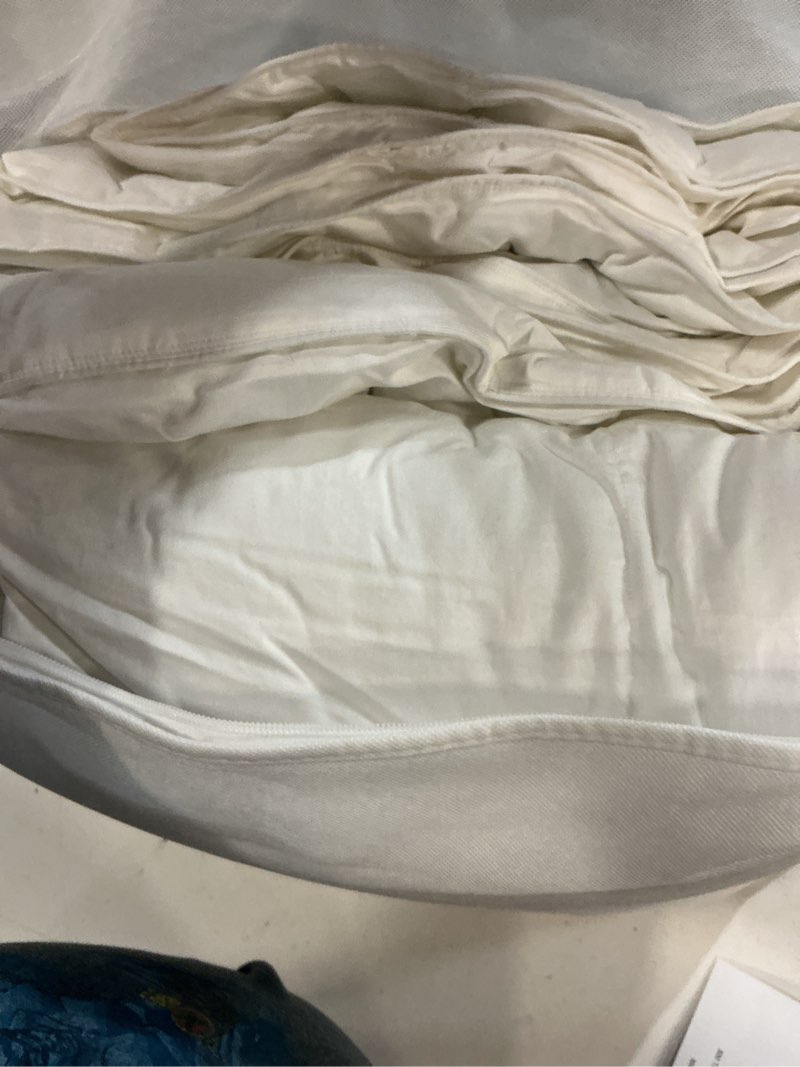 Condition photo showing New/Like New for quince premium down alternative comforter king/cal king