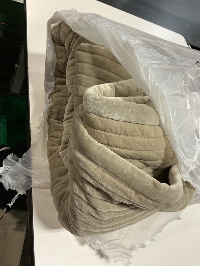 Condition photo showing Good Condition for cotton velvet channel quilt (king/cal king)