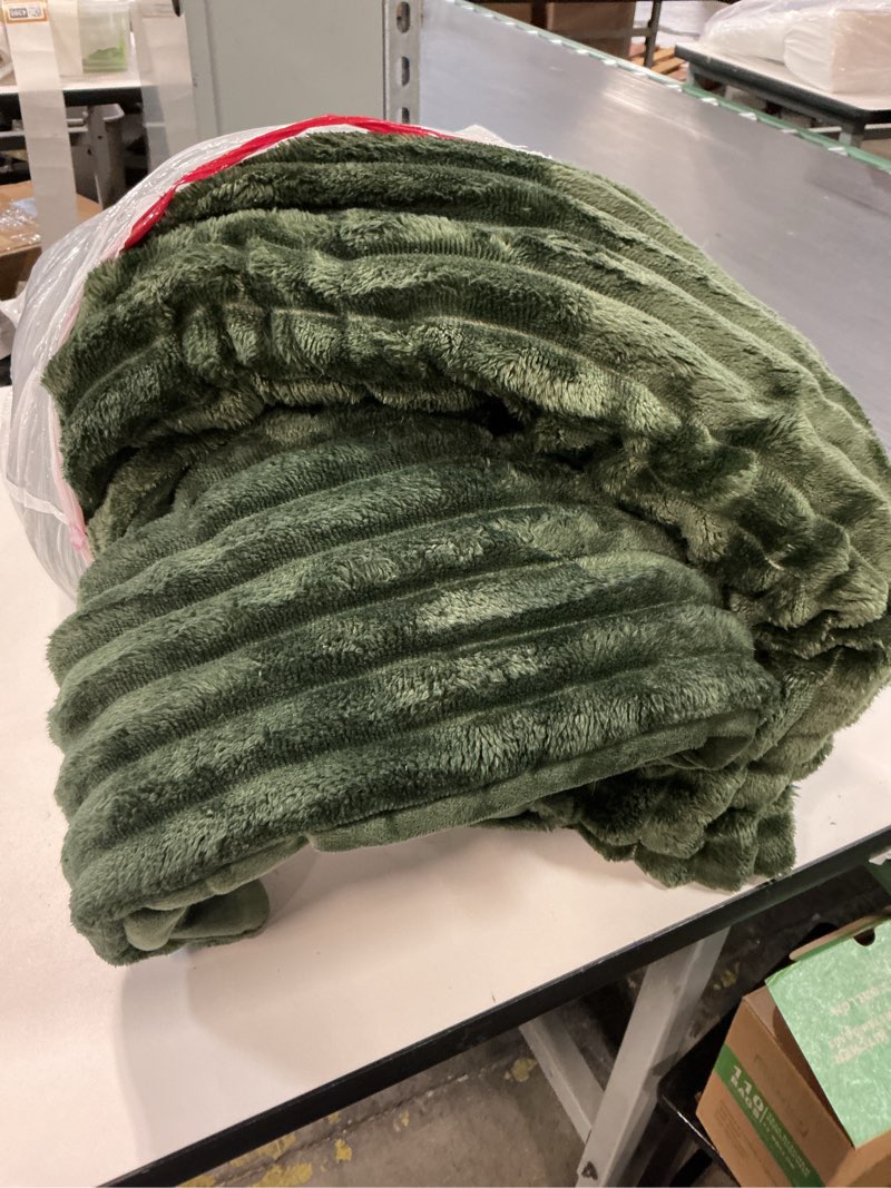 Condition photo showing As Is for Geniospin Queen Comforter Set Olive Green, Ultra-Soft Microplush Fleece Queen Bedding Sets, Reversible 3-Piece Comforter Set for All Season, Warm & Cozy (Olive Green, 90''x90'') 1-olive Green Queen (90"x90")