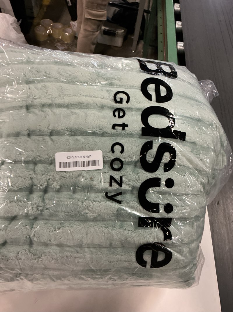 Condition photo showing Good Condition for Bedsure Electric Blanket King Size - Thick Striped Flannel Electric Blanket with Dual Control, Heating with 10 Heat Settings & 10 Time Settings, 8 hrs Timer Auto Shut Off (90x100 inches, Green) 11 - Emerald Green King