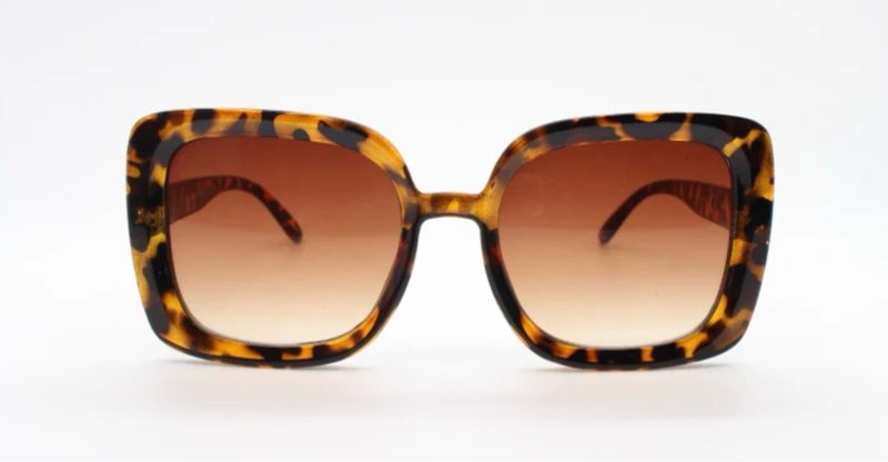 Y2K vintage oversized square sunglasses. Women's thick tortoise 70s style frame with graduating amber lenses. 2000s BNWT