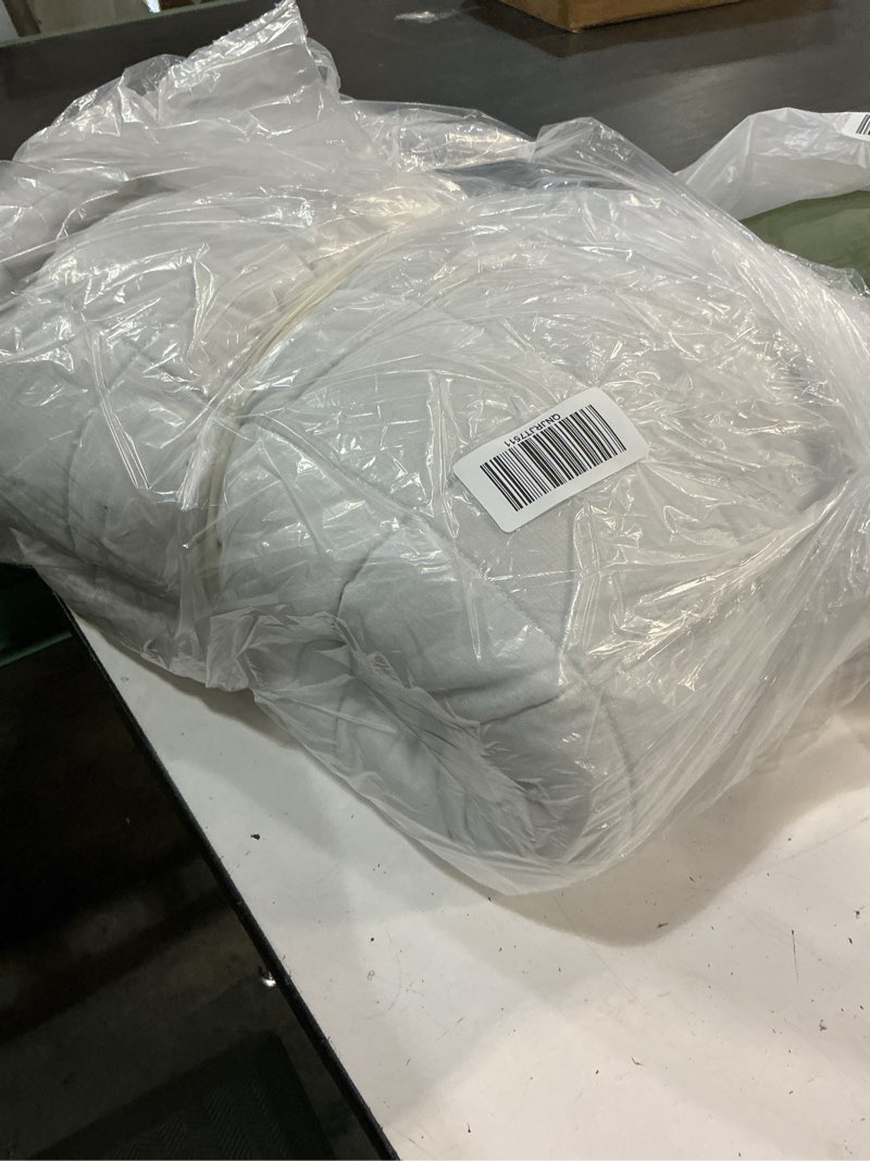 Condition photo showing Good Condition for european linen box quilt, full/queen, light grey