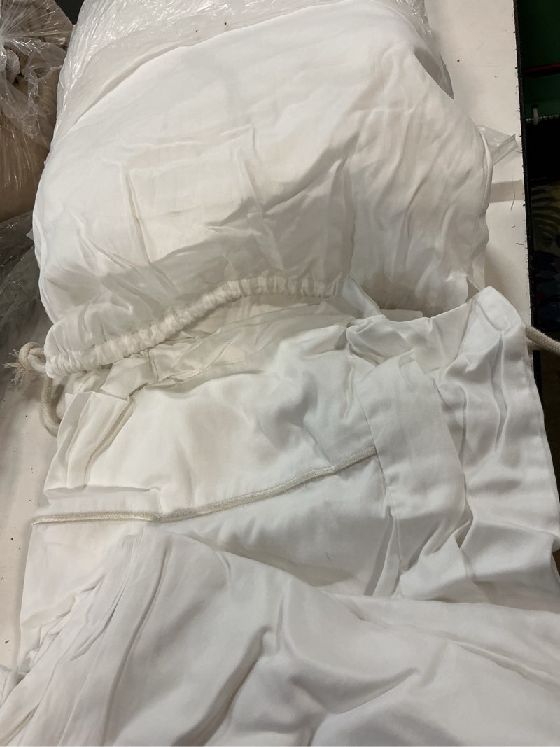 Condition photo showing Good Condition for signature giza cotton sateen embroidered sheet set, cal king, white/sand