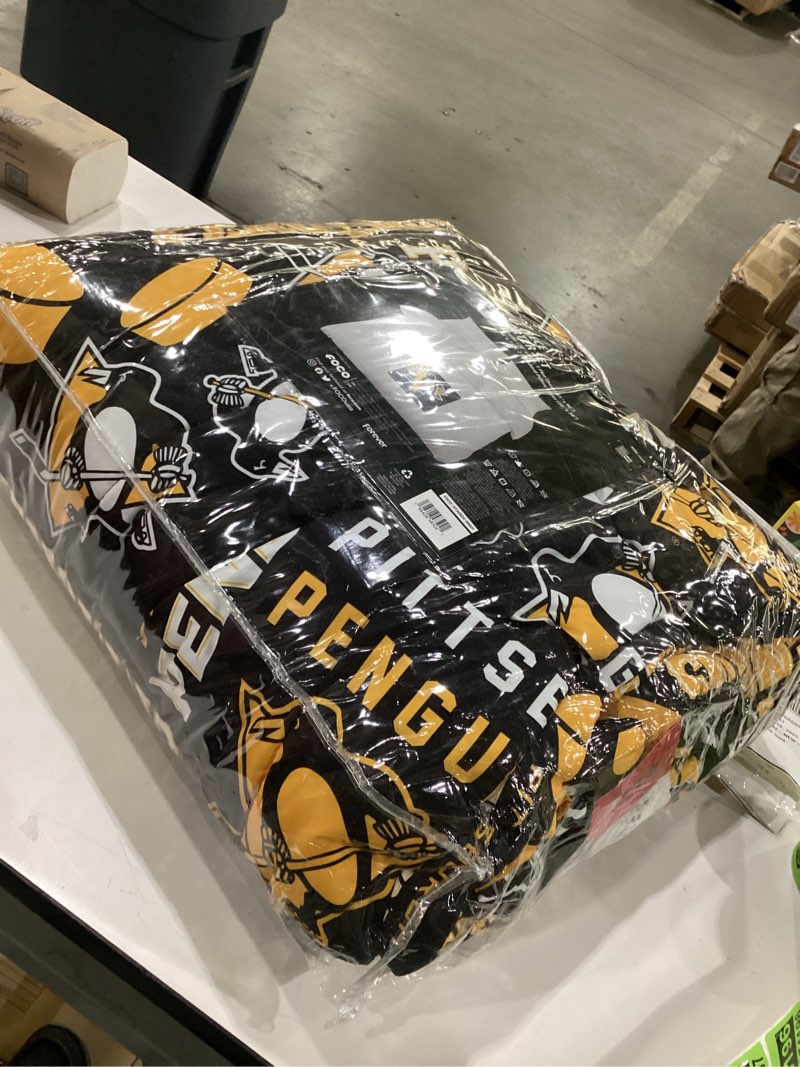 Condition photo showing New/Like New for FOCO Pittsburgh Penguins NHL Team Color Bed in a Bag Comforter Bedding 5 Piece Set - Full