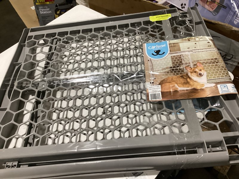 Condition photo showing Good Condition for carlson pet products easy fit plastic adjustable expandable pet gate 28-42"