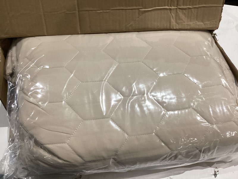 Condition photo showing New/Like New for comfy cubs round kids play mat - large 60 inches soft quilted baby floor mat with non-slip bottom - plush design for toddlers' playtime - comfortable and durable - sand sand round - 60"