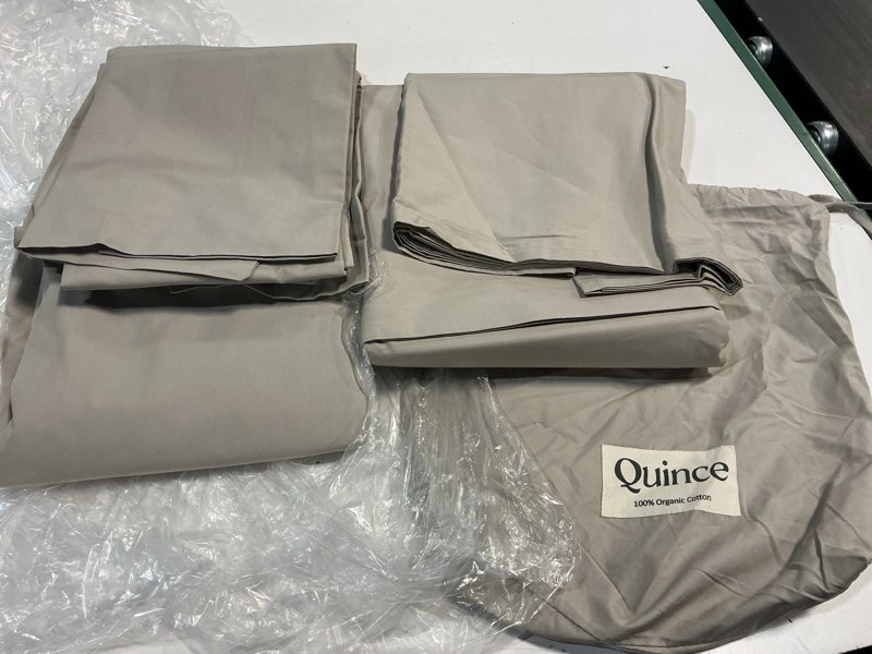 Condition photo showing New/Like New for quince classic organic percale sheet set queen size 