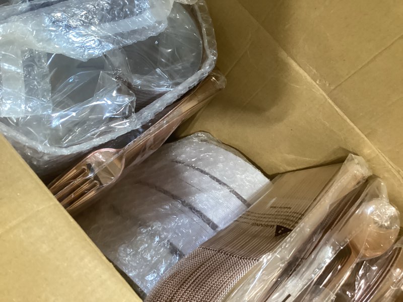 Condition photo showing Good Condition for wellife 600 pcs rose gold disposable dinnerware set for 100 guests, valentine's day plate, 100 each-